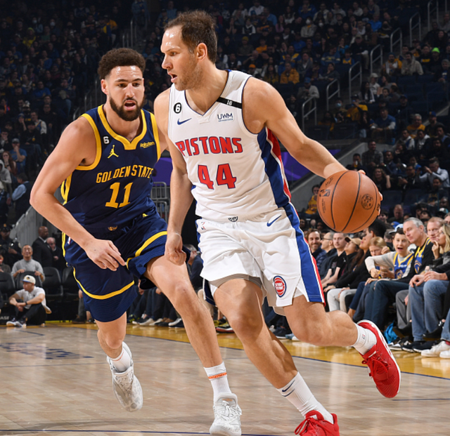 包含东城金雕队对阵塞外雷霆队，赛艇季后赛读秒绝平，门将神扑救主——传控打穿防线的词条