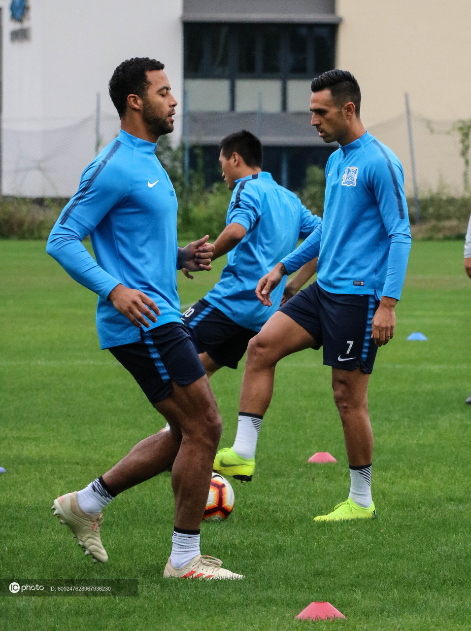 广州队训练开放日；赛前止住颓势引欢呼；德甲在即；年轻球员得到机会的简单介绍