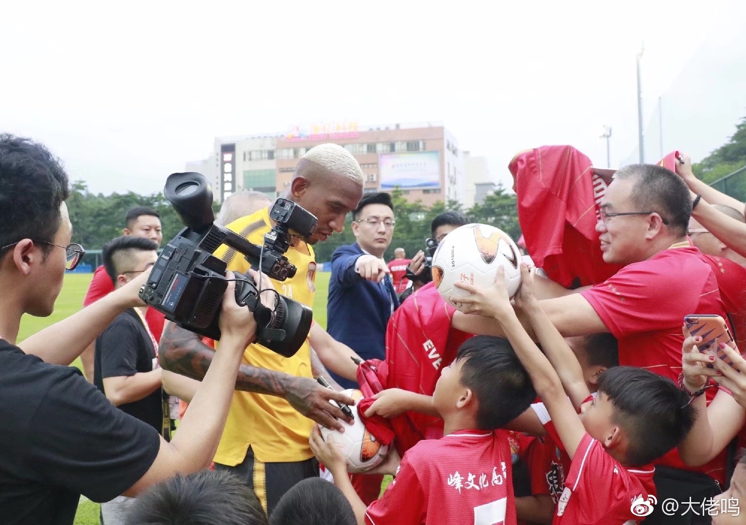 广州队训练开放日；赛前止住颓势引欢呼；德甲在即；年轻球员得到机会的简单介绍